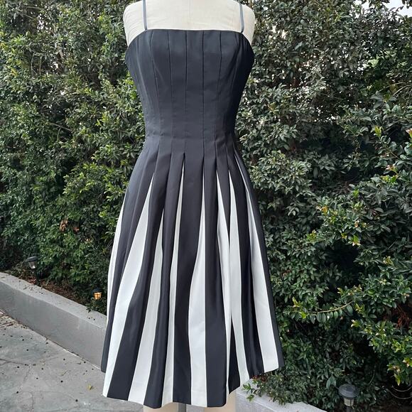 BCBGMaxazria Black White Striped Formal Fit Flare Dress Women’s 0 - Picture 1 of 10